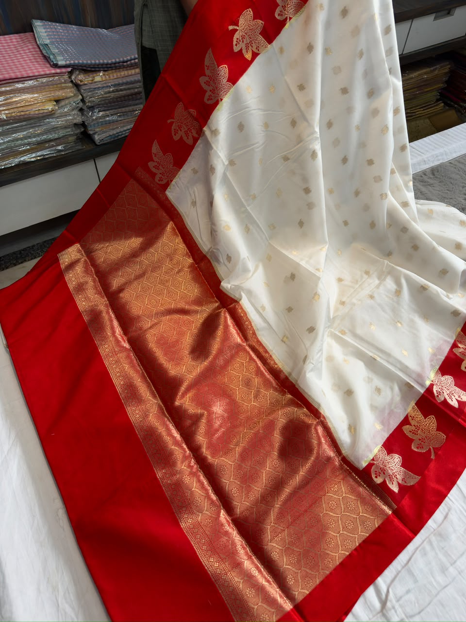 Banarasi Soft Silk Leaf Weaving Border Saree